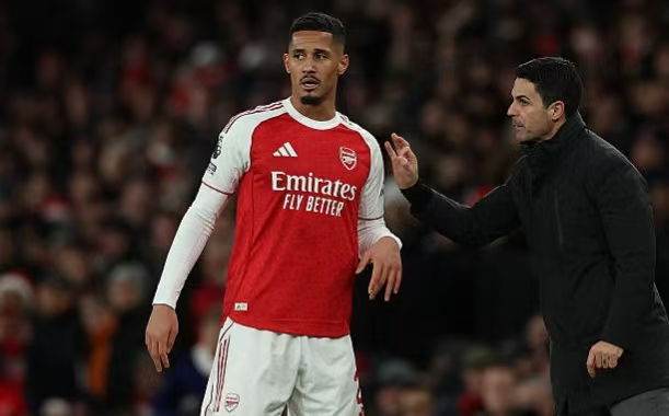 Arsenal těsně porazil Brighton a udržel si vedení, ale objevují se obavy z útoku